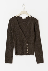 bruin gebreid damesvest met v-hals en knoopsluiting op hanger