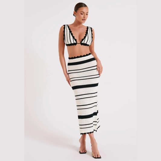 Modieuze zwart-wit gestreepte gehaakte set met crop top en lange rok, ideaal voor zomer, strand en casual feestjes