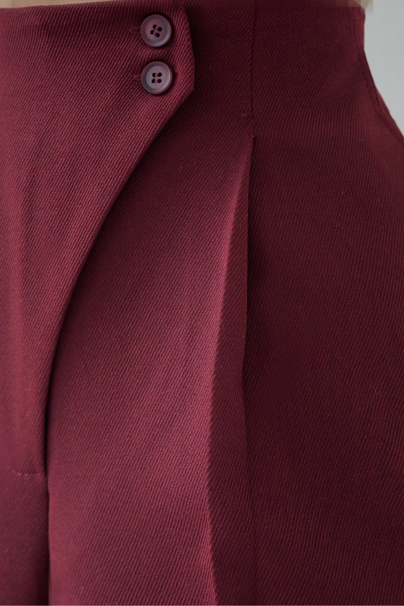 close-up bordeaux pantalon met asymmetrische knoopsluiting