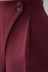 close-up bordeaux pantalon met asymmetrische knoopsluiting