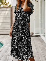 Zwarte midi zomerjurk met abstracte witte stippenprint en korte mouwen