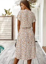 witte zomerjurk met camel stippenprint en taillekoord