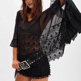 Close-up zwarte blouse met transparant kant en brede riem