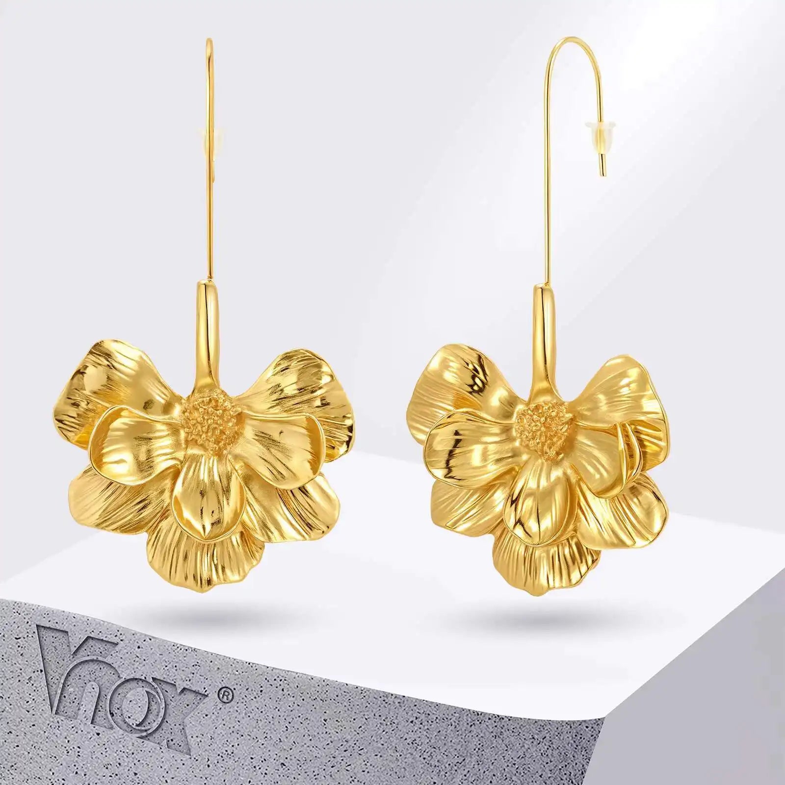 Romantische gouden oorbellen in bloemvorm