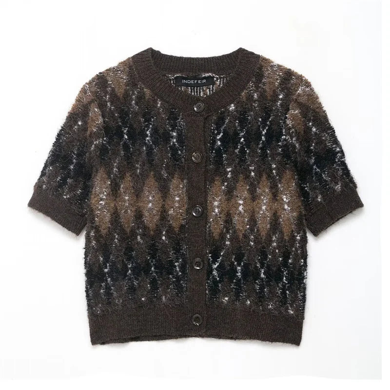 voorkant van kort gebreid bruin argyle vest met knopen platgelegd