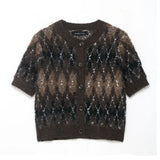 voorkant van kort gebreid bruin argyle vest met knopen platgelegd