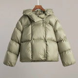 Groene pufferjas met capuchon op hanger