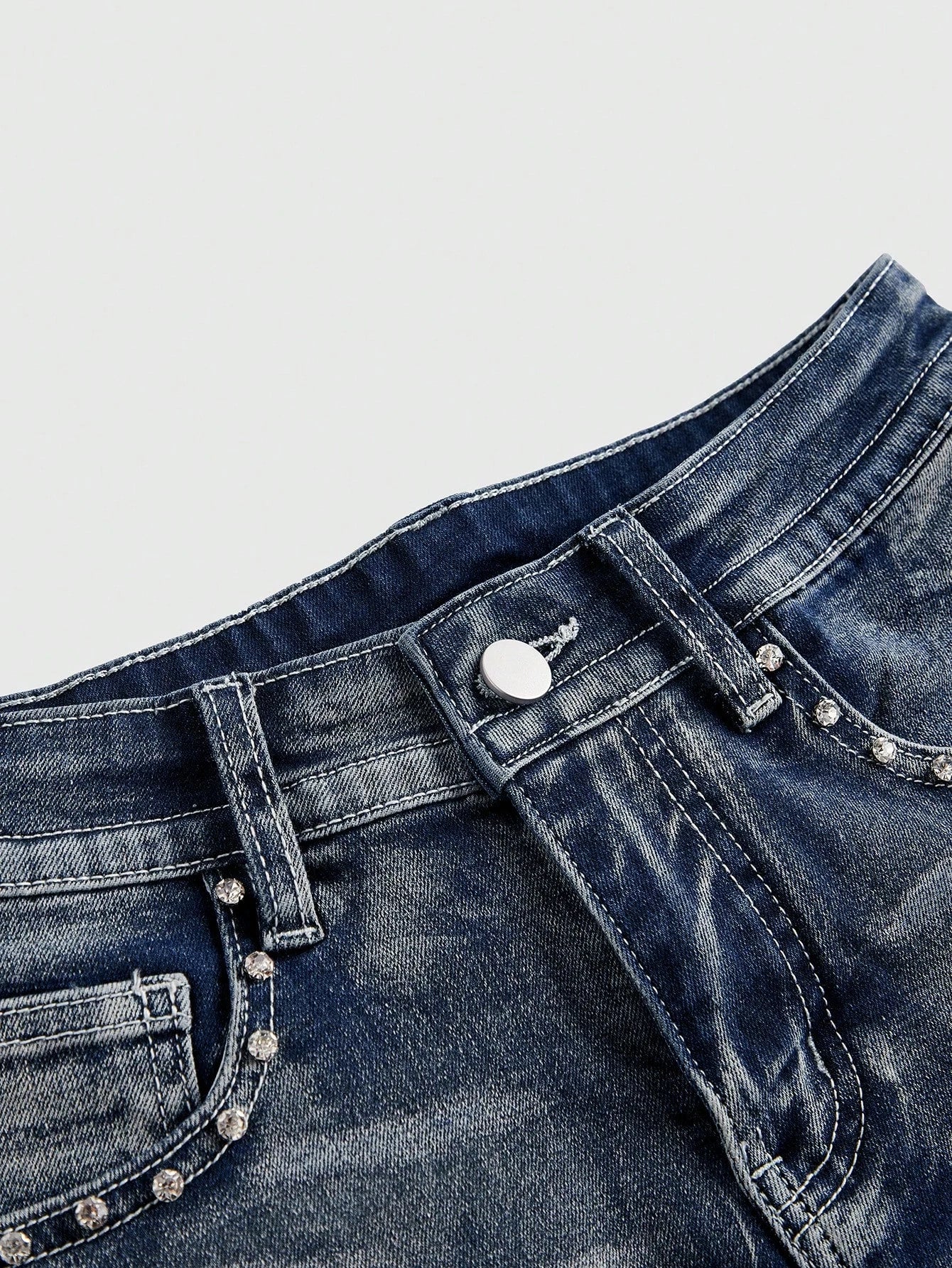 Rivéla Denim-Shorts | Glamouröse Western-Shorts mit dekorativen Gesäßtaschen