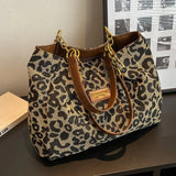 Leopard Luxe Tote – ruime canvas tas met luipaardprint en gouden accenten, perfect voor dagelijks gebruik.