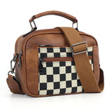 Chessmate Crossbody Bag met opvallend schaakbordpatroon, dubbele handgrepen en verstelbare schouderband.