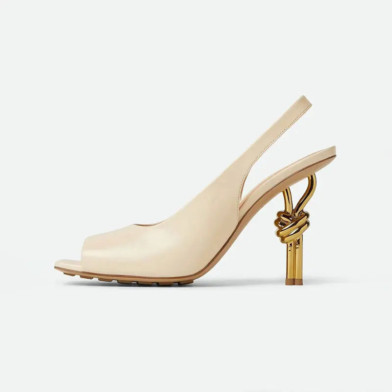 beige slingback hak met open teen en gouden hak