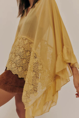 Avelora | Luchtige Blouse met Kant en Wijde Mouwen