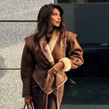 bruine vegan shearling jas met tailleceintuur en kraag dames