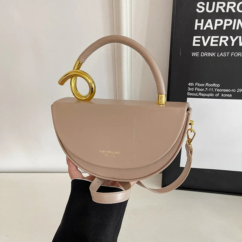Taupe halve maan tas met gouden details – Amara Retro Shoulder Bag