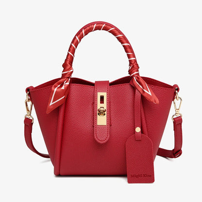 Riviera Shoulderbag in rood met goudkleurige details, uitneembare clutch en een stijlvol sjaaltje, een chique en compacte tas voor vrouwen.