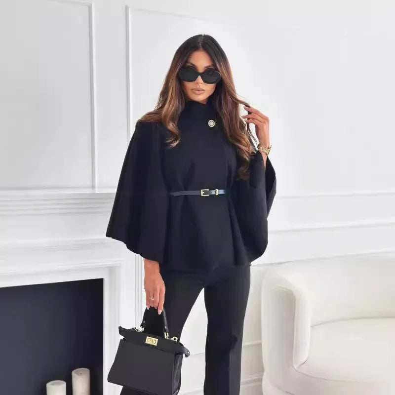 zwarte cape top met ceintuur en wijde mouwen, stijlvolle outfit met zwarte broek