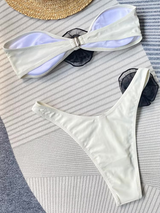 Achterkant witte bandeau bikini met zwarte bloem