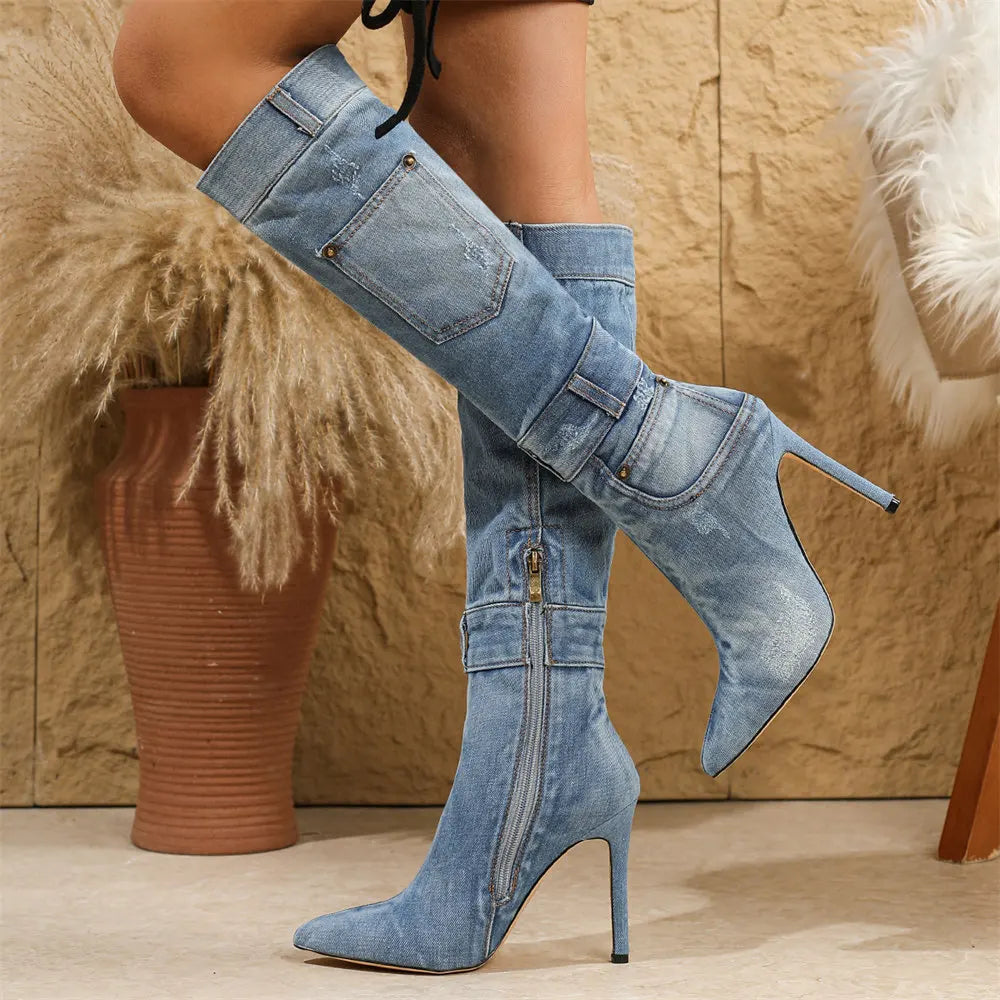 lichtblauwe denim laarzen met hoge hak en spitse neus
