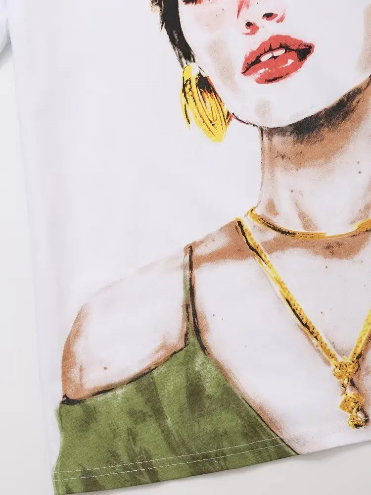 close-up Rivah shirt met groene top print en rode lippen