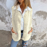 beige teddy gilet voor dames met knopen en zakken, gecombineerd met witte blouse en jeans
