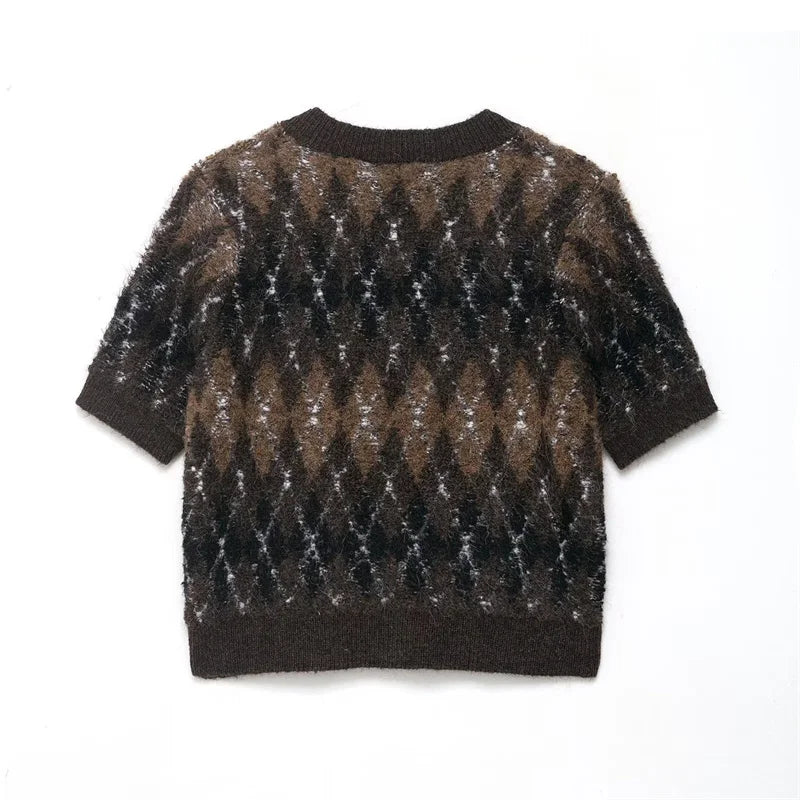 achterkant van kort gebreid bruin argyle vest met argylepatroon platgelegd