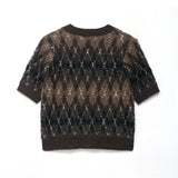 achterkant van kort gebreid bruin argyle vest met argylepatroon platgelegd