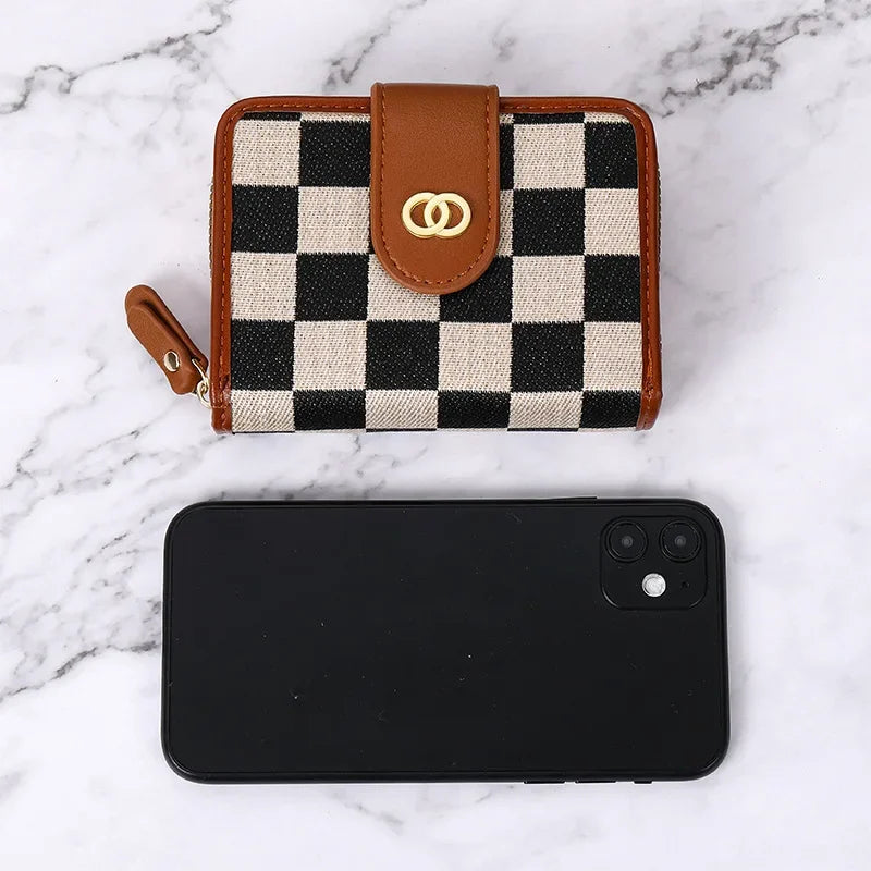 Chessmate Wallet, een stijlvolle en compacte portemonnee gemaakt van hoogwaardig PU-leer, met een elegant design en slimme opbergopties.