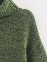 close-up van groene coltrui met ribdetail en wijde mouwen