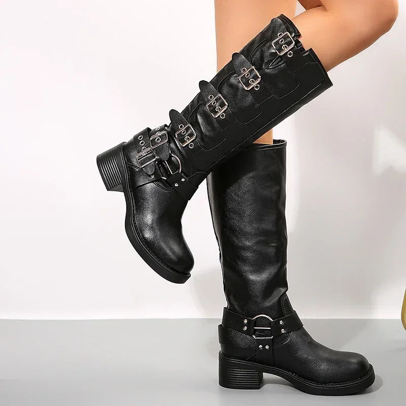 Chocoladebruine biker boots met metalen gespen, Achterkant bruine laarzen met gespen en stevige hakTags
, 