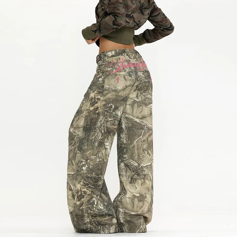 
camo wide leg jeans met roze detail op achterkant dames zijaanzicht