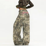 
camo wide leg jeans met roze detail op achterkant dames zijaanzicht