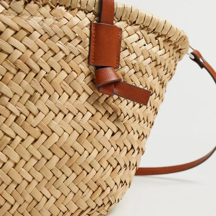 Zomerse rieten tas met bruine details