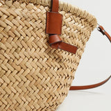 Zomerse rieten tas met bruine details