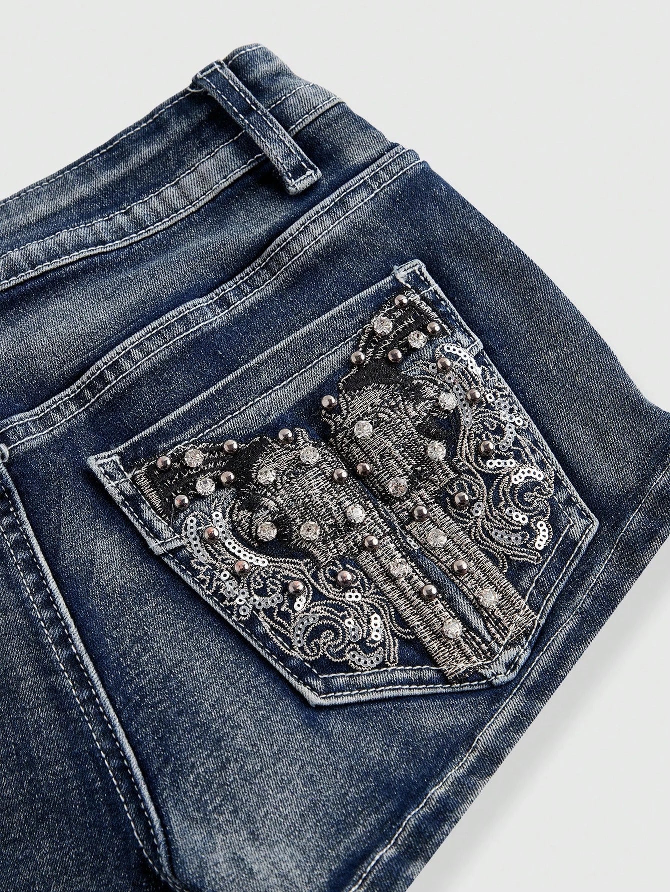 Rivéla Denim-Shorts | Glamouröse Western-Shorts mit dekorativen Gesäßtaschen
