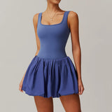 blauwe sportieve playsuit met ballonrokje en geïntegreerde shorts