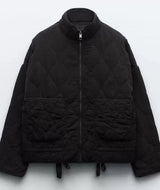 zwarte quilted dames jas met rits en grote voorzakken