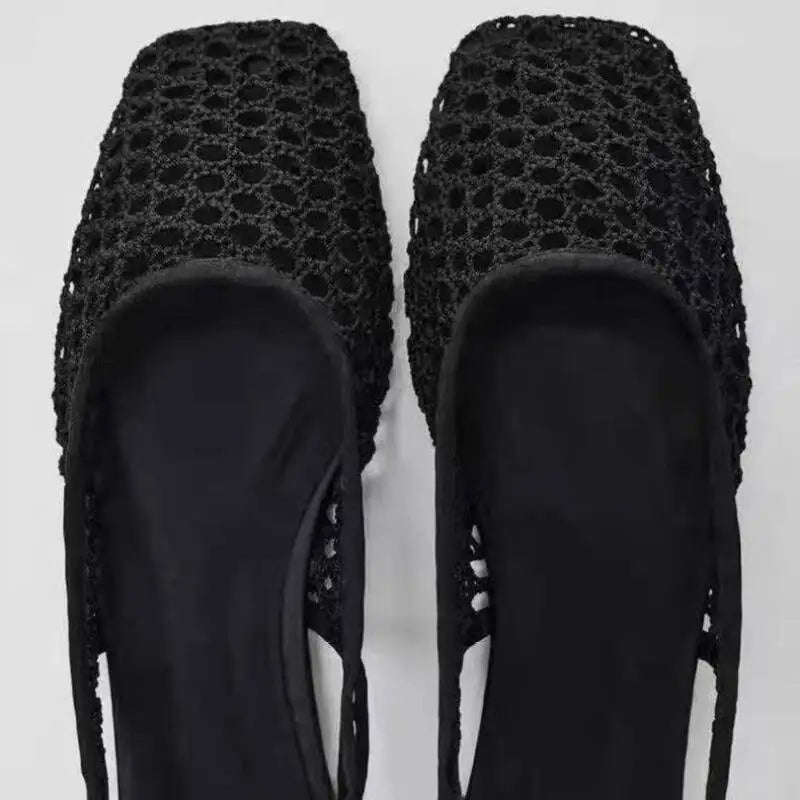 Dames draagt zwarte mesh slingback flats onder linnen outfit