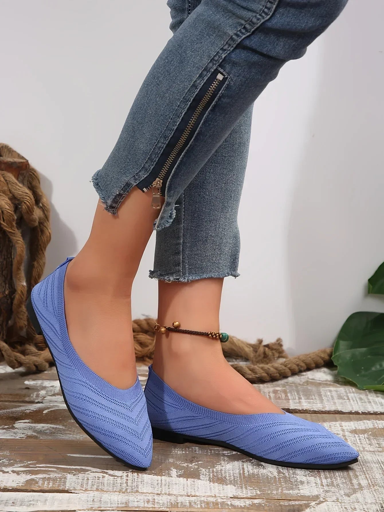 blauwe stretch ballerina’s met puntige neus en ademend geweven materiaal