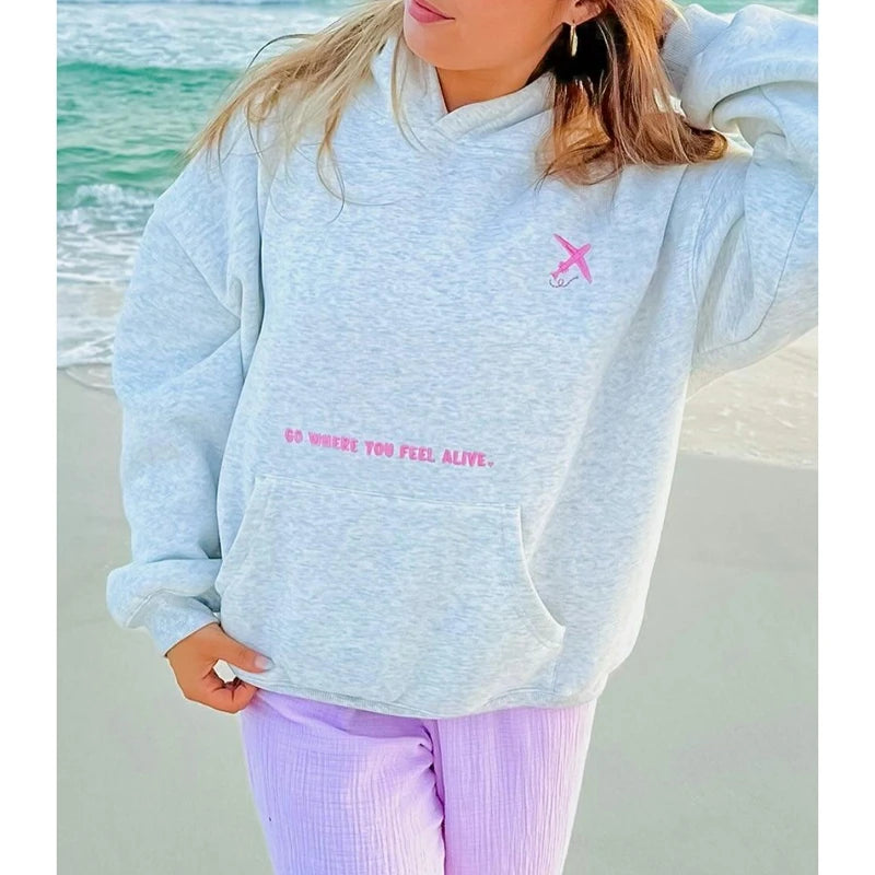 oversized hoodie met capuchon en buidelzak gedragen door vrouw
