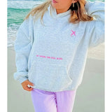 oversized hoodie met capuchon en buidelzak gedragen door vrouw