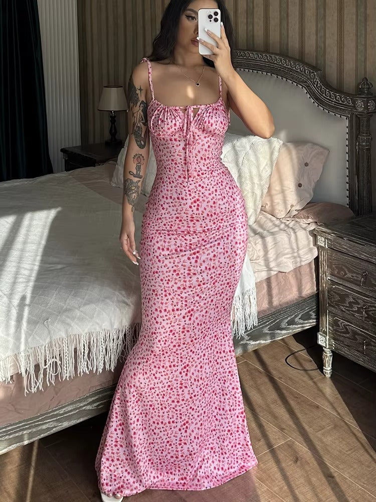 Roze bloemenjurk met hartvormige halslijn en smalle bandjes, elegante fit
