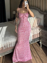 Roze bloemenjurk met hartvormige halslijn en smalle bandjes, elegante fit
