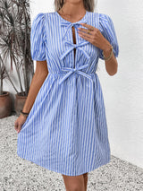 zomerse jurk met strikdetails in blauwe streepprint