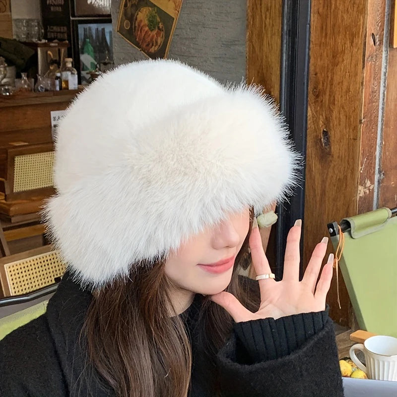 Luxe Winter Furry Hat, een zachte imitatie-nerts hoed in wit, ideaal voor koude dagen.