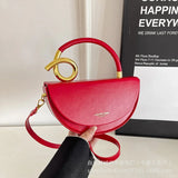 Rode halve maan tas met gouden details – Amara Retro Shoulder Bag