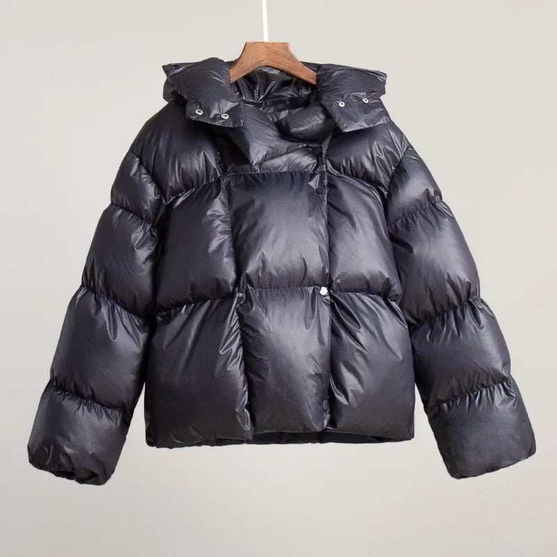 grijze pufferjas met capuchon op hanger