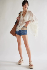 Avelora | Luchtige Blouse met Kant en Wijde Mouwen