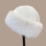 Luxe Winter Furry Hat, een zachte imitatie-nerts hoed in wit, ideaal voor koude dagen.