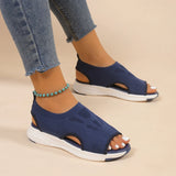 close-up van blauwe chunky sandaal met stretchmateriaal en open teen