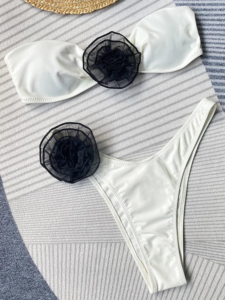 Witte bandeau bikini met zwarte bloem